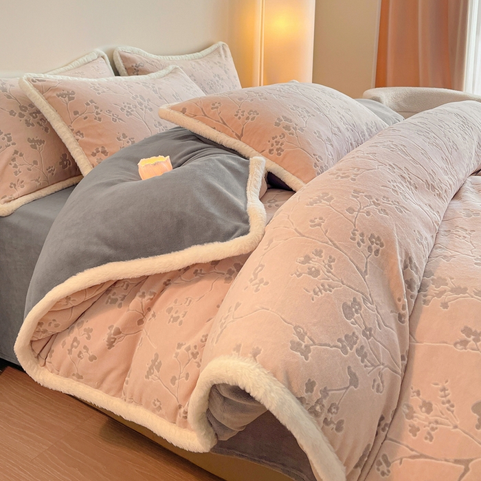 91家纺网 家纺一手货源 找家纺 （总）绒城 2025新款 230克兔毛边雕花牛奶绒四件套烂花四件套 - 秋意系列