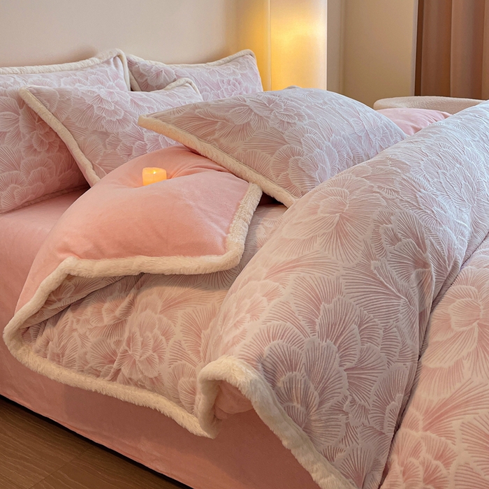 91家纺网 家纺一手货源 找家纺 （总）绒城 2025新款 230克兔毛边雕花牛奶绒四件套烂花四件套 - 秋意系列