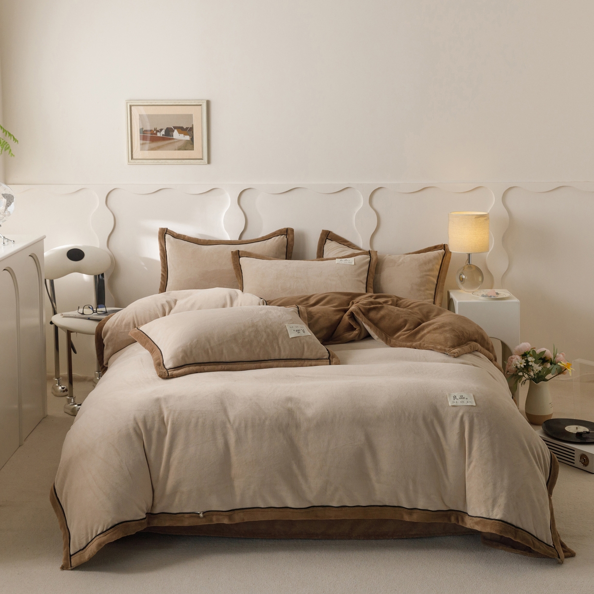 91家纺网 家纺一手货源 找家纺 寐绸家纺 2025秋冬新款230g牛奶绒双拼四件套 双拼四件套-米驼+奶茶咖
