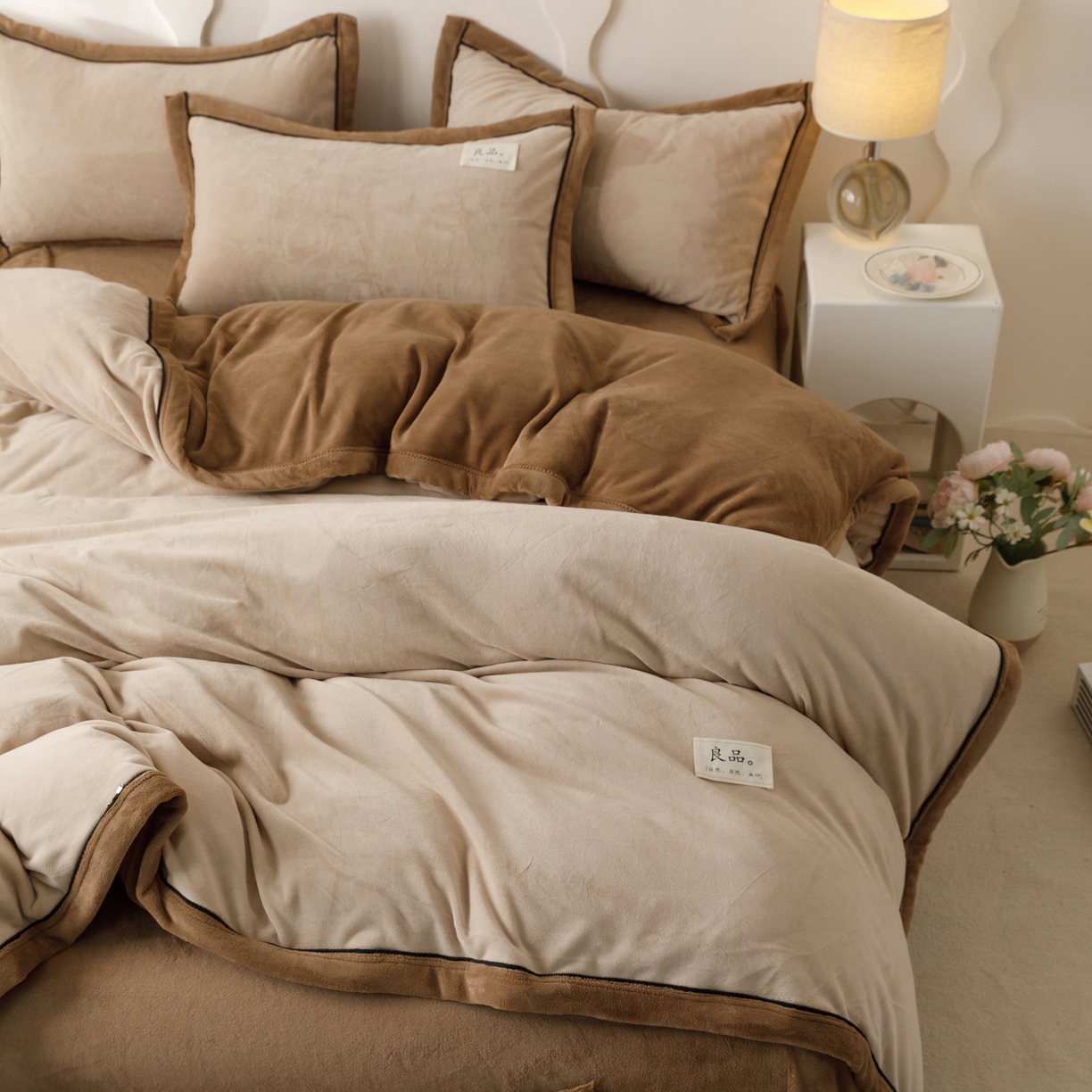 91家纺网 家纺一手货源 找家纺 寐绸家纺 2025秋冬新款230g牛奶绒双拼四件套 双拼四件套-米驼+奶茶咖