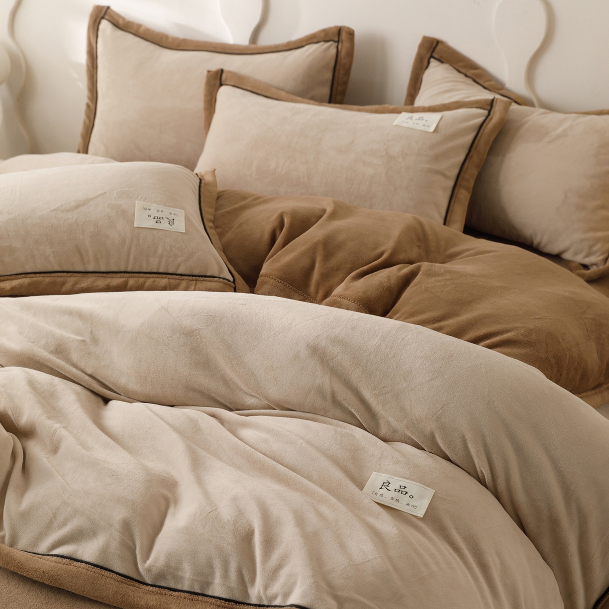 91家纺网 家纺一手货源 找家纺 寐绸家纺 2025秋冬新款230g牛奶绒双拼四件套 双拼四件套-米驼+奶茶咖