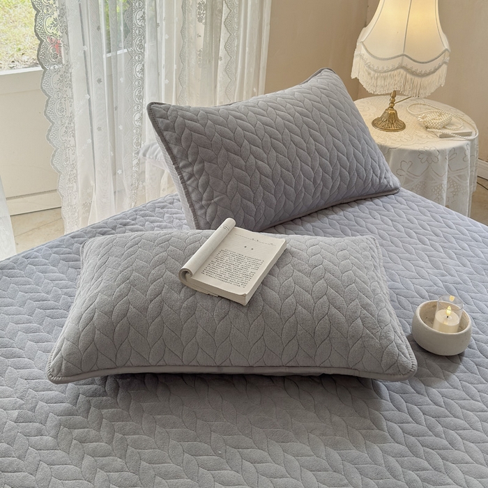 91家纺网 家纺一手货源 找家纺 野合家纺 2025新款牛奶绒夹棉床盖床裙款三件套-树叶 树叶-灰