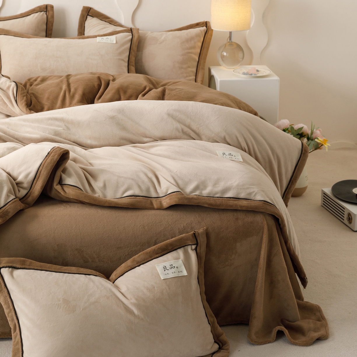 91家纺网 家纺一手货源 找家纺 寐绸家纺 2025秋冬新款230g牛奶绒双拼四件套 双拼四件套-米驼+奶茶咖