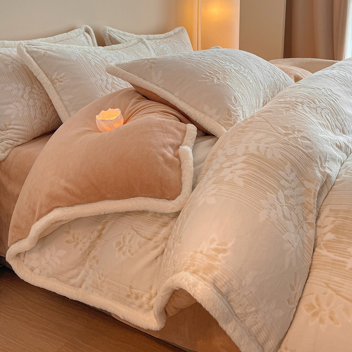 91家纺网 家纺一手货源 找家纺 （总）绒城 2025新款 230克兔毛边雕花牛奶绒四件套烂花四件套 - 秋意系列