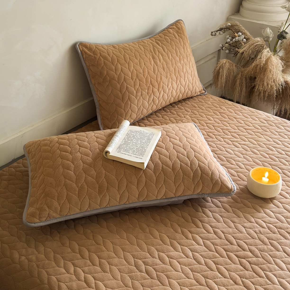 91家纺网 家纺一手货源 找家纺 野合家纺 2025新款牛奶绒夹棉床盖床裙款三件套-树叶 树叶-咖