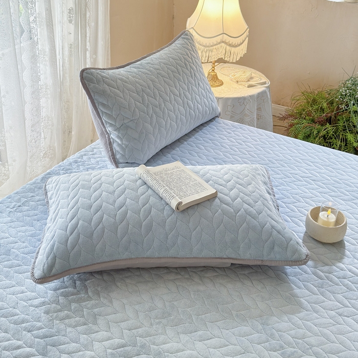 91家纺网 家纺一手货源 找家纺 野合家纺 2025新款牛奶绒夹棉床盖床裙款三件套-树叶 树叶-兰