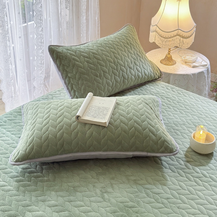 91家纺网 家纺一手货源 找家纺 野合家纺 2025新款牛奶绒夹棉床盖床裙款三件套-树叶 树叶-绿