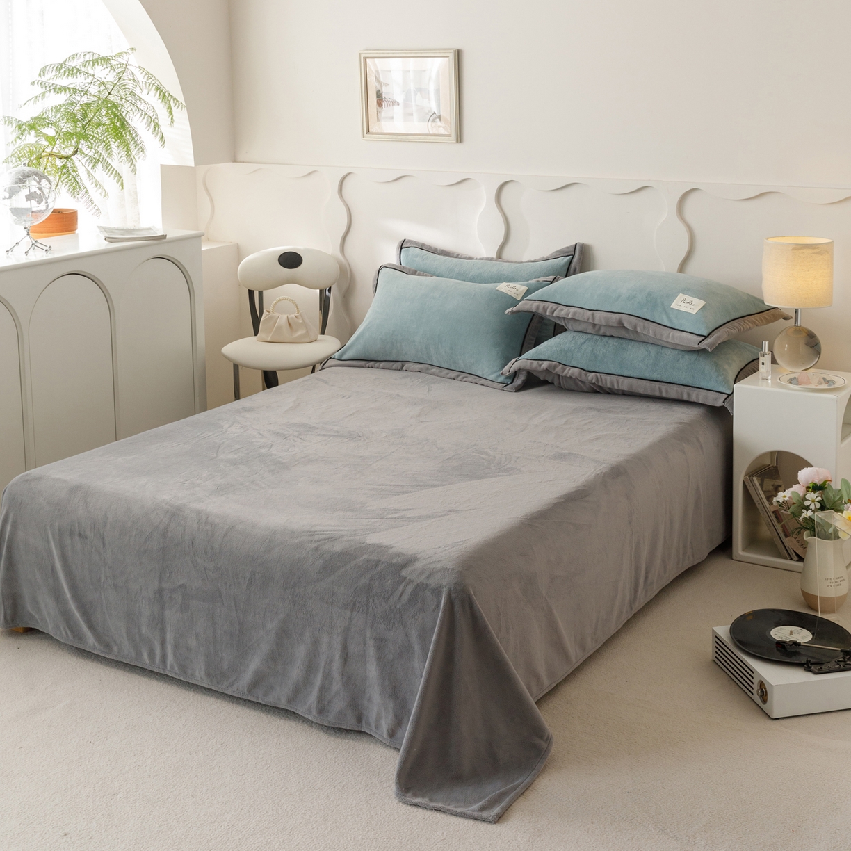 91家纺网 家纺一手货源 找家纺 寐绸家纺 2025秋冬新款230g牛奶绒双拼四件套 双拼四件套-宾利蓝+浅灰