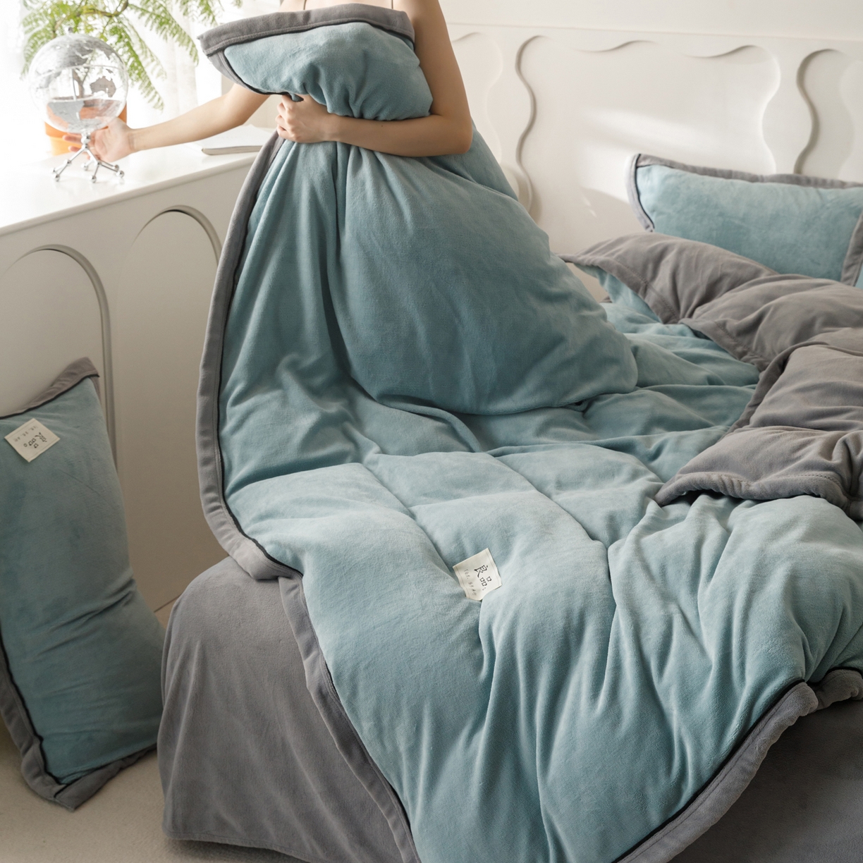 91家纺网 家纺一手货源 找家纺 寐绸家纺 2025秋冬新款230g牛奶绒双拼四件套 双拼四件套-宾利蓝+浅灰