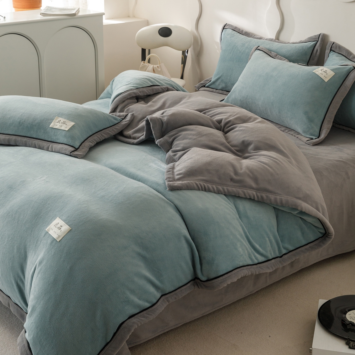 91家纺网 家纺一手货源 找家纺 寐绸家纺 2025秋冬新款230g牛奶绒双拼四件套 双拼四件套-宾利蓝+浅灰