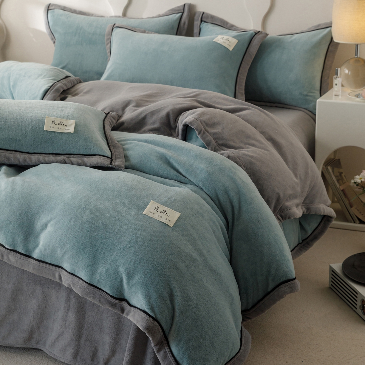 91家纺网 家纺一手货源 找家纺 寐绸家纺 2025秋冬新款230g牛奶绒双拼四件套 双拼四件套-宾利蓝+浅灰