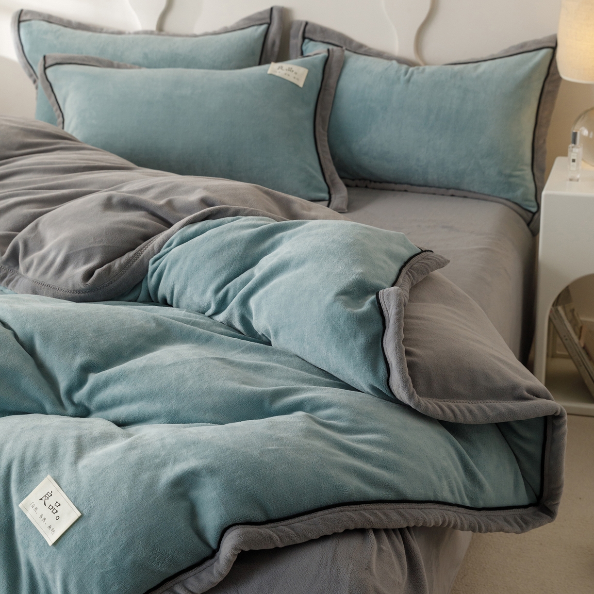 91家纺网 家纺一手货源 找家纺 寐绸家纺 2025秋冬新款230g牛奶绒双拼四件套 双拼四件套-宾利蓝+浅灰