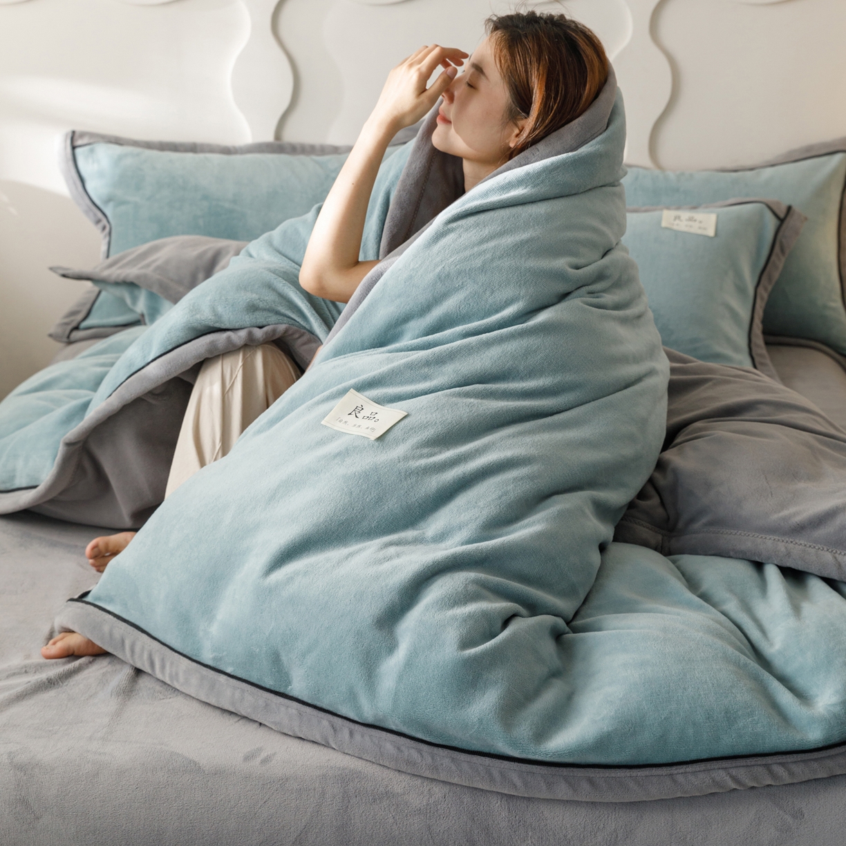 91家纺网 家纺一手货源 找家纺 寐绸家纺 2025秋冬新款230g牛奶绒双拼四件套 双拼四件套-宾利蓝+浅灰