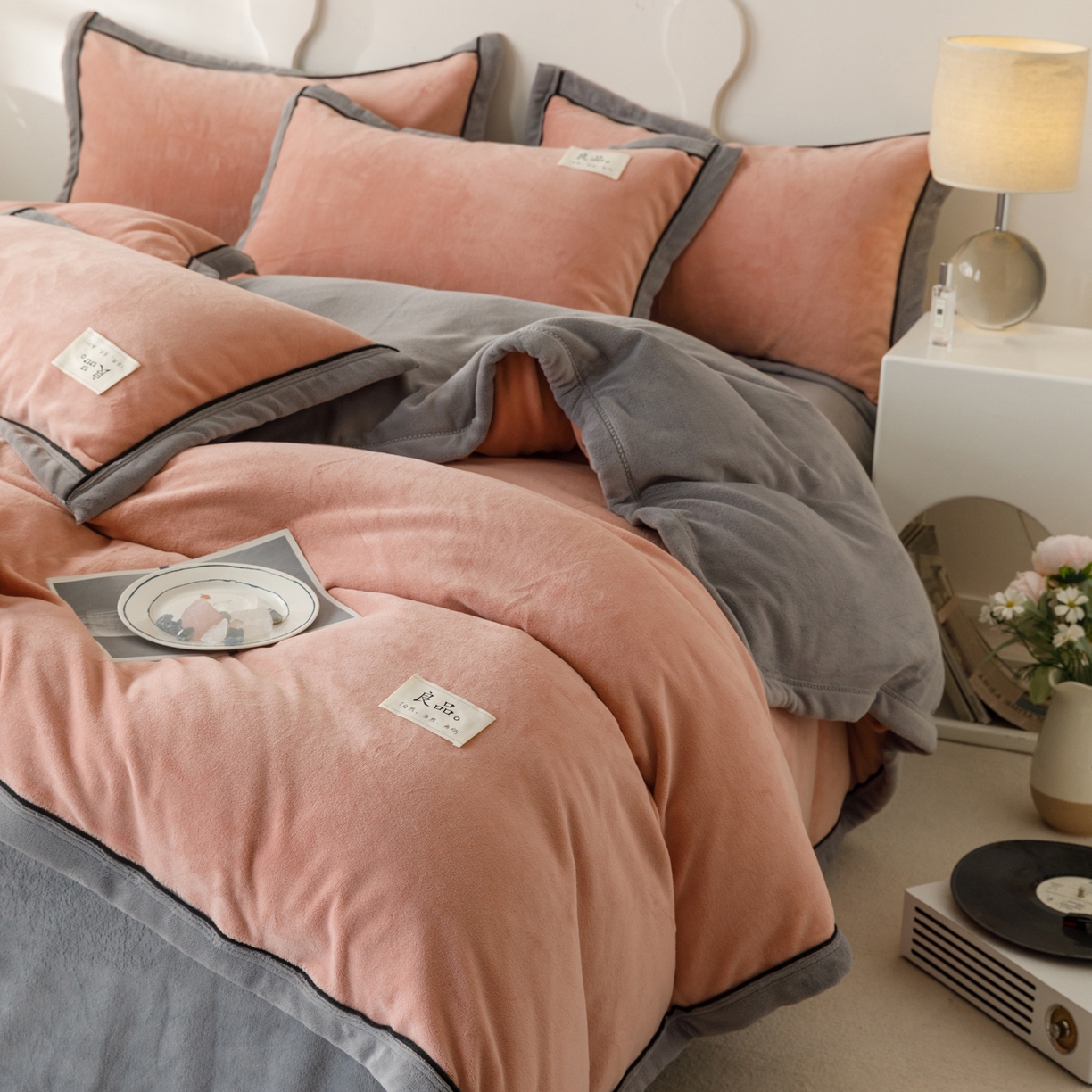 91家纺网 家纺一手货源 找家纺 寐绸家纺 2025秋冬新款230g牛奶绒双拼四件套 双拼四件套-豆沙+浅灰