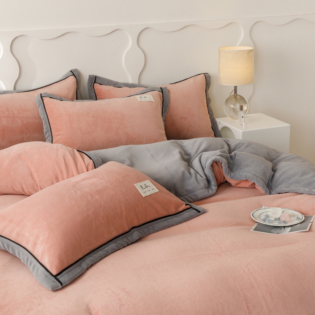 91家纺网 家纺一手货源 找家纺 寐绸家纺 2025秋冬新款230g牛奶绒双拼四件套 双拼四件套-豆沙+浅灰