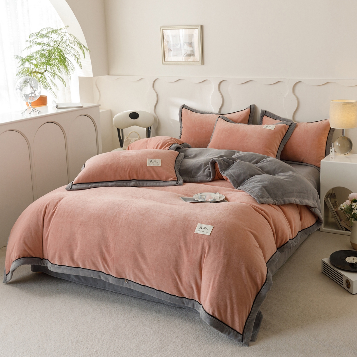 91家纺网 家纺一手货源 找家纺 寐绸家纺 2025秋冬新款230g牛奶绒双拼四件套 双拼四件套-豆沙+浅灰