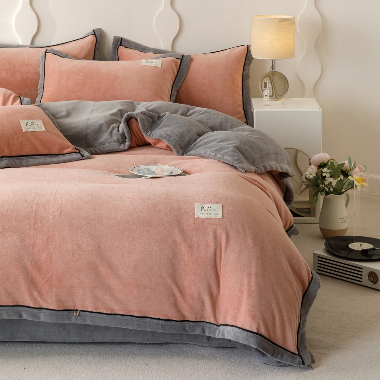 91家纺网 家纺一手货源 找家纺 寐绸家纺 2025秋冬新款230g牛奶绒双拼四件套 双拼四件套-豆沙+浅灰