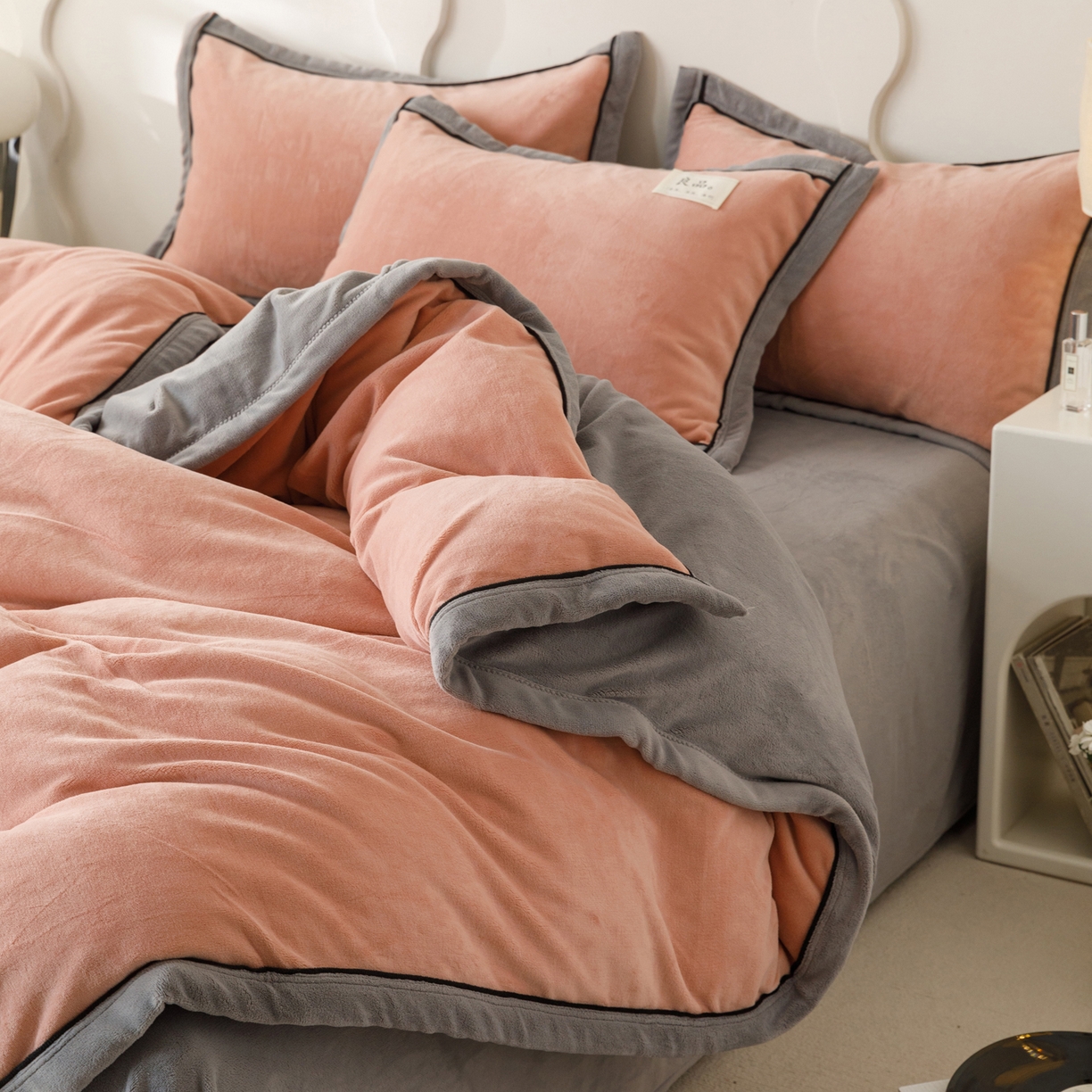 91家纺网 家纺一手货源 找家纺 寐绸家纺 2025秋冬新款230g牛奶绒双拼四件套 双拼四件套-豆沙+浅灰