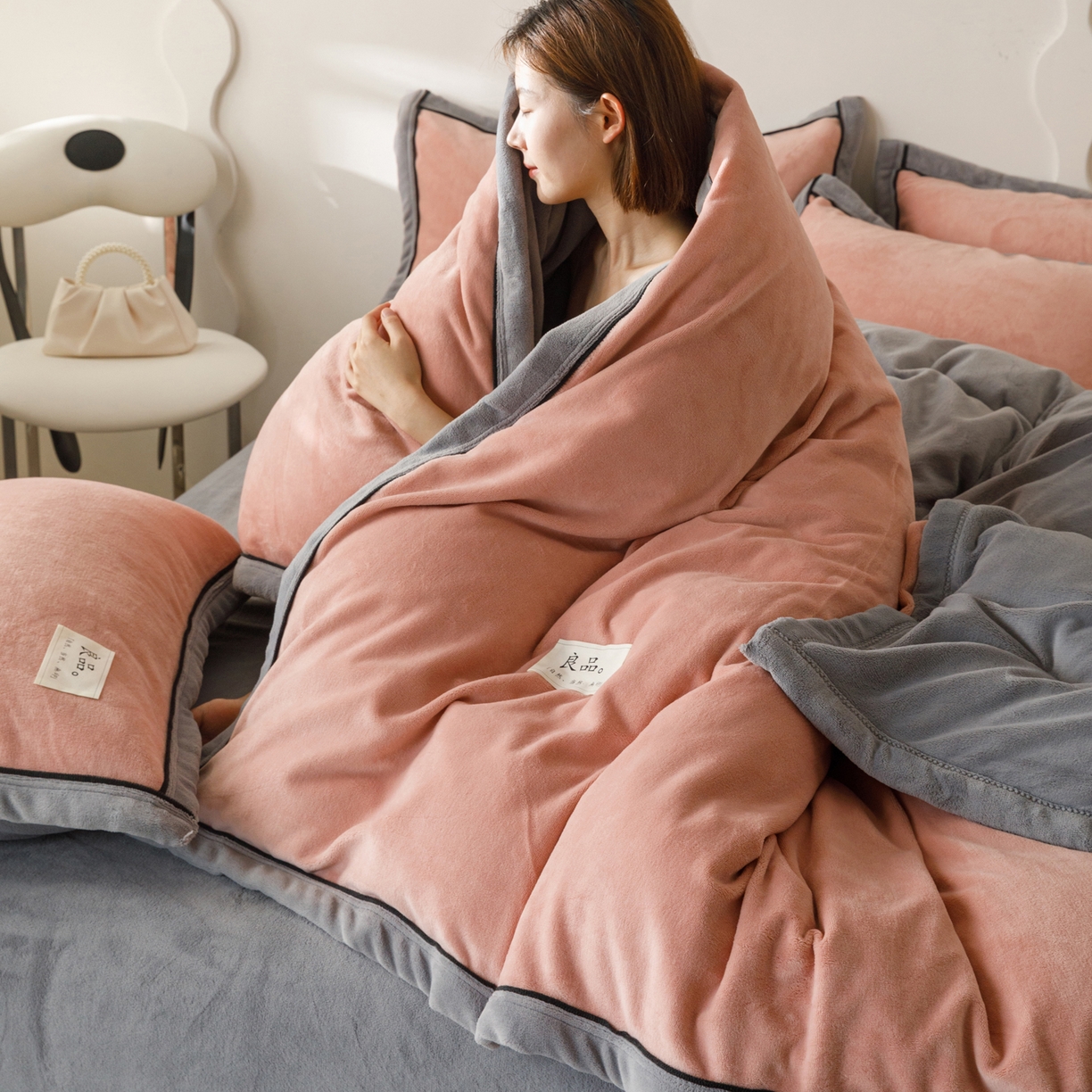 91家纺网 家纺一手货源 找家纺 寐绸家纺 2025秋冬新款230g牛奶绒双拼四件套 双拼四件套-豆沙+浅灰