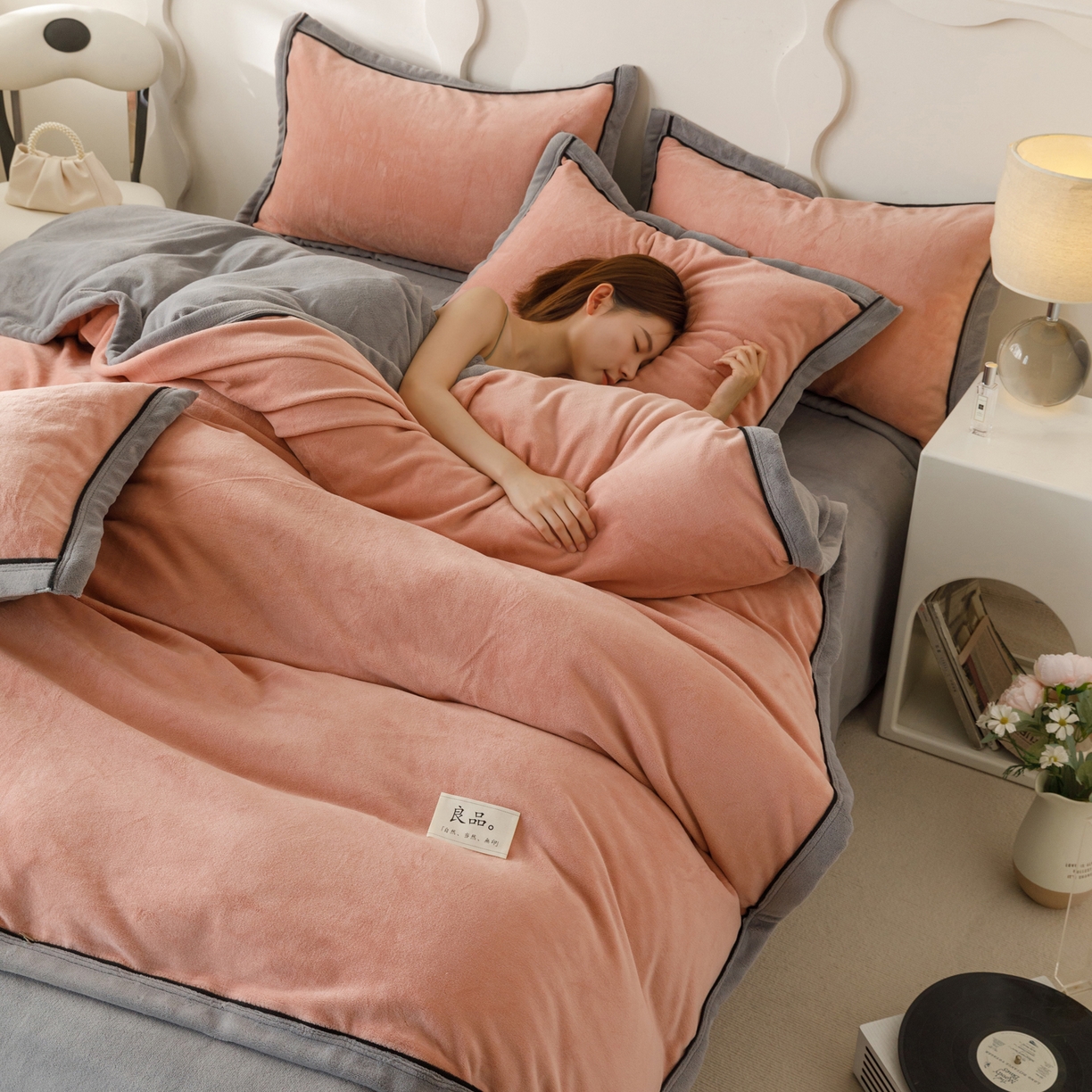 91家纺网 家纺一手货源 找家纺 寐绸家纺 2025秋冬新款230g牛奶绒双拼四件套 双拼四件套-豆沙+浅灰