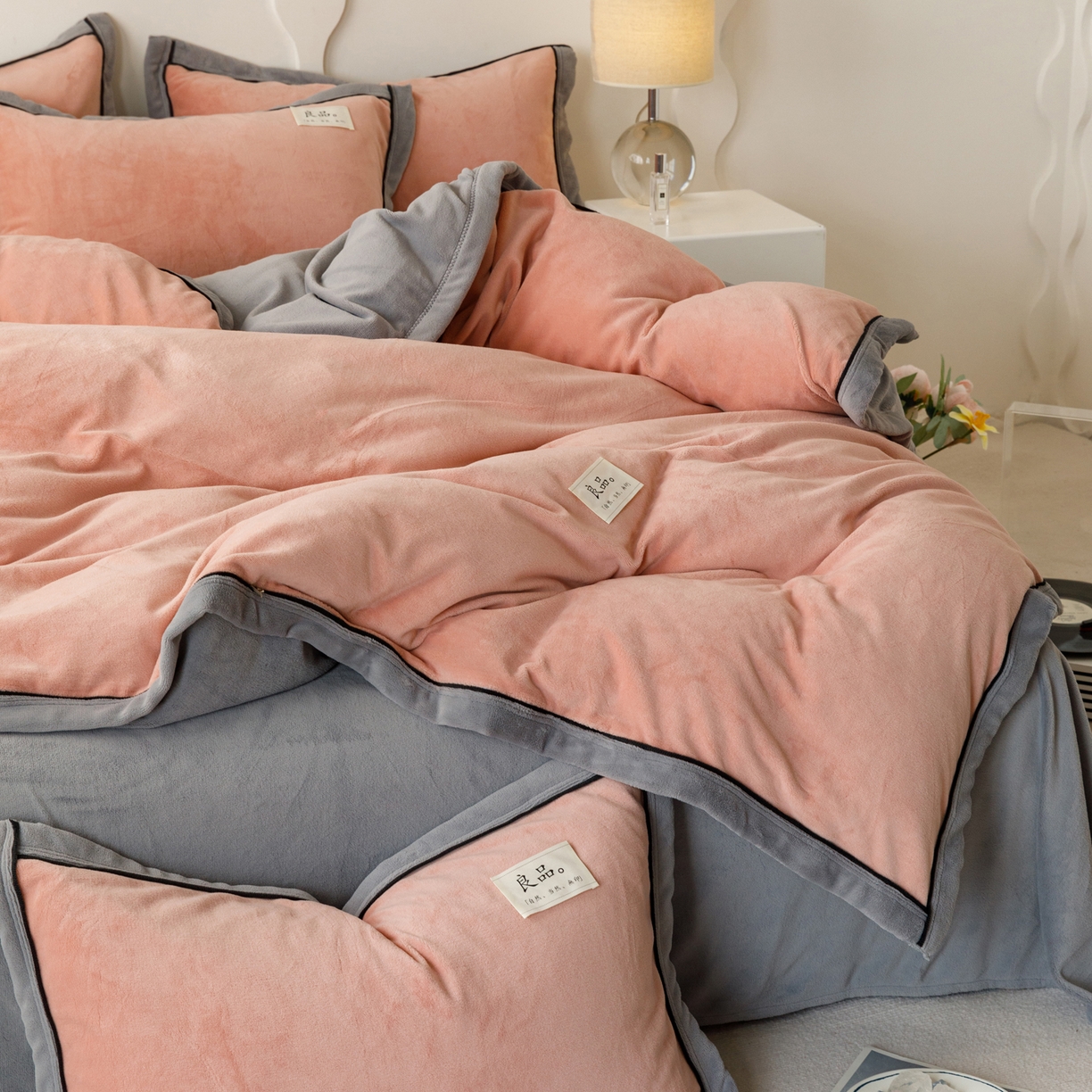 91家纺网 家纺一手货源 找家纺 寐绸家纺 2025秋冬新款230g牛奶绒双拼四件套 双拼四件套-豆沙+浅灰