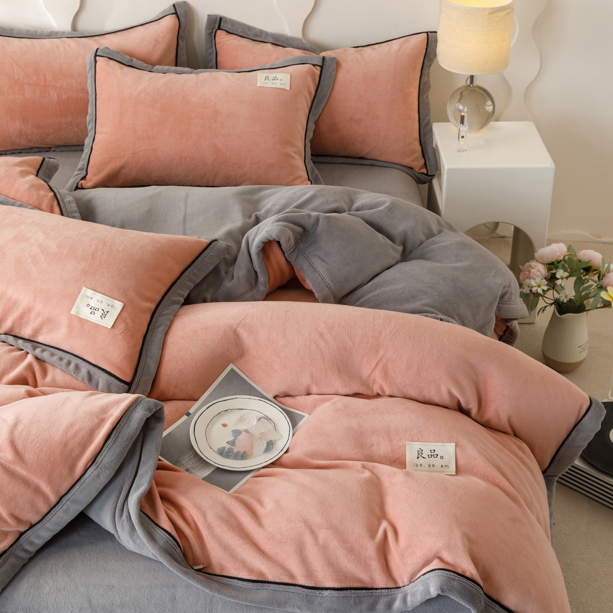 91家纺网 家纺一手货源 找家纺 寐绸家纺 2025秋冬新款230g牛奶绒双拼四件套 双拼四件套-豆沙+浅灰