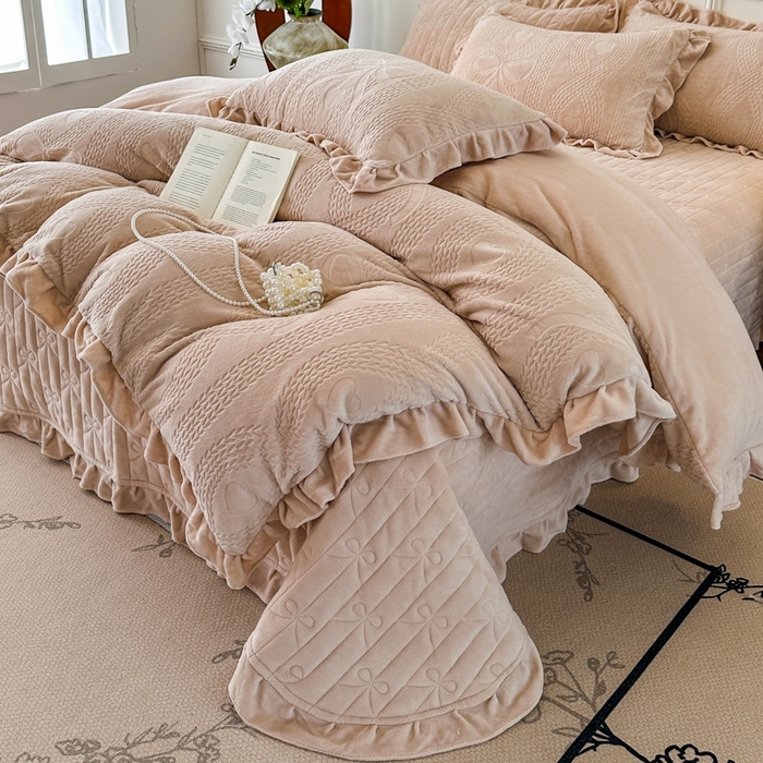 91家纺网 家纺一手货源 找家纺 野合家纺 2025新款法式A类雕花牛奶绒韩版公主风床盖三件套 奶杏