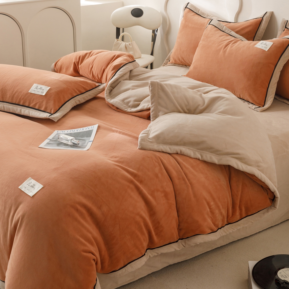 91家纺网 家纺一手货源 找家纺 寐绸家纺 2025秋冬新款230g牛奶绒双拼四件套 双拼四件套-焦糖+米驼