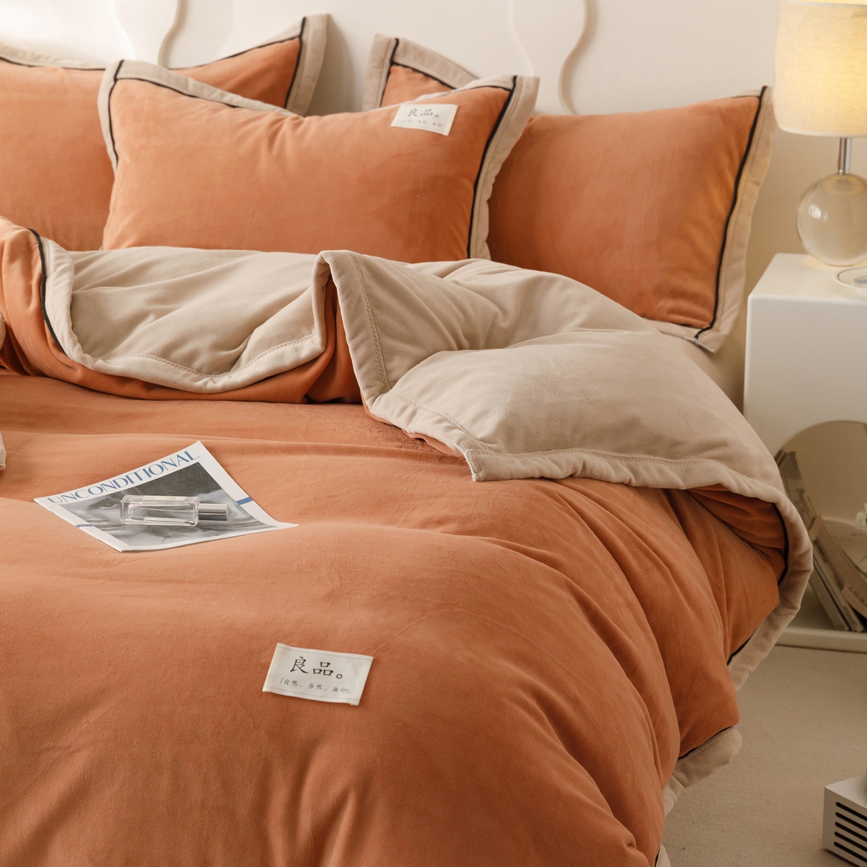 91家纺网 家纺一手货源 找家纺 寐绸家纺 2025秋冬新款230g牛奶绒双拼四件套 双拼四件套-焦糖+米驼