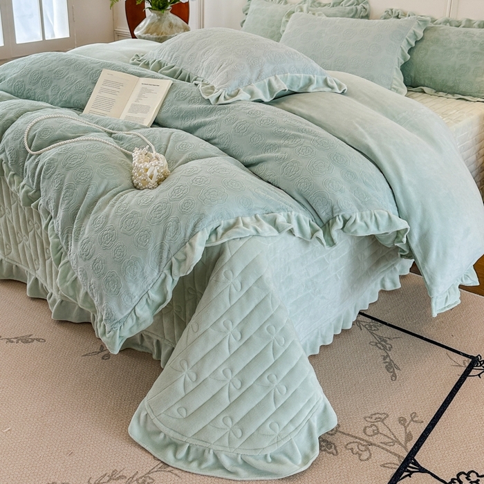 91家纺网 家纺一手货源 找家纺 野合家纺 2025新款法式A类雕花牛奶绒韩版公主风床盖三件套 苹果绿