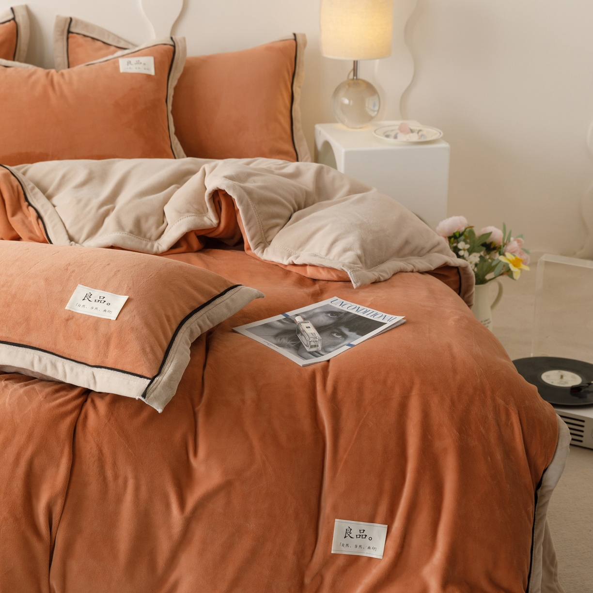 91家纺网 家纺一手货源 找家纺 寐绸家纺 2025秋冬新款230g牛奶绒双拼四件套 双拼四件套-焦糖+米驼