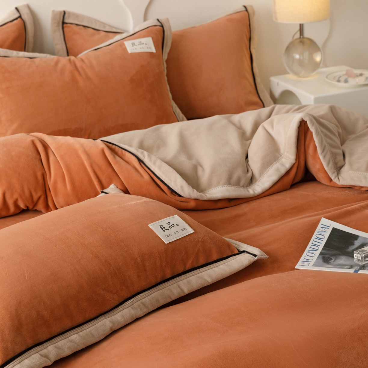 91家纺网 家纺一手货源 找家纺 寐绸家纺 2025秋冬新款230g牛奶绒双拼四件套 双拼四件套-焦糖+米驼