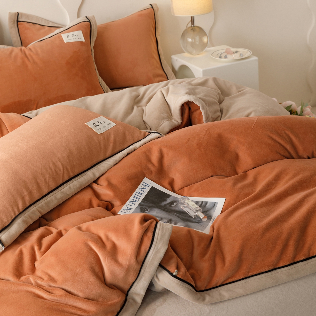 91家纺网 家纺一手货源 找家纺 寐绸家纺 2025秋冬新款230g牛奶绒双拼四件套 双拼四件套-焦糖+米驼
