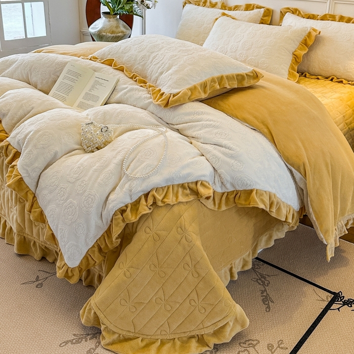 91家纺网 家纺一手货源 找家纺 野合家纺 2025新款法式A类雕花牛奶绒韩版公主风床盖三件套 香槟金