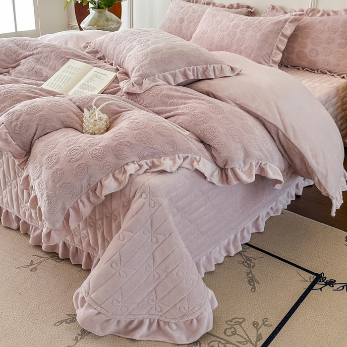 91家纺网 家纺一手货源 找家纺 野合家纺 2025新款法式A类雕花牛奶绒韩版公主风床盖三件套 杏仁粉