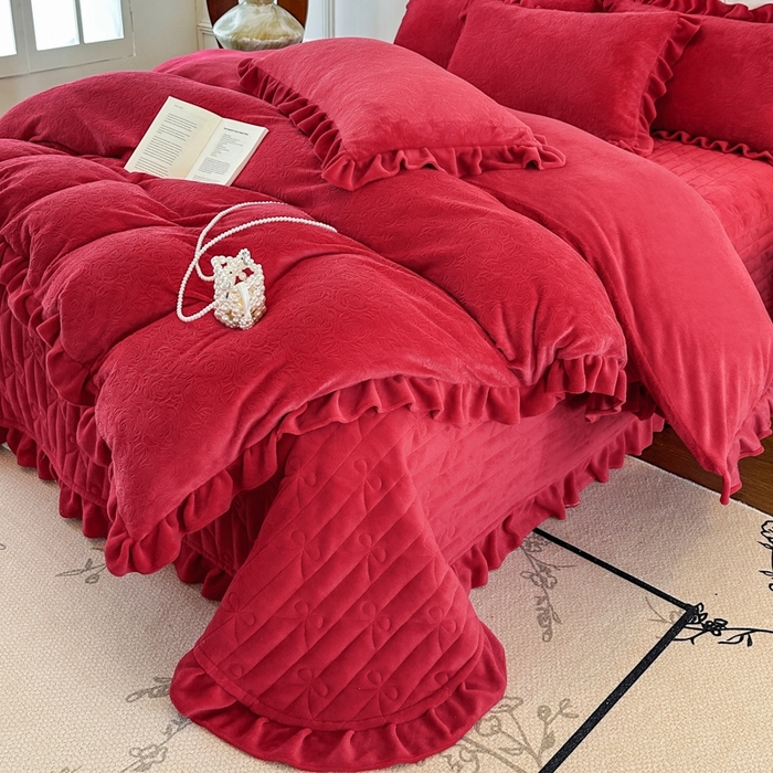 91家纺网 家纺一手货源 找家纺 野合家纺 2025新款法式A类雕花牛奶绒韩版公主风床盖三件套 中国红