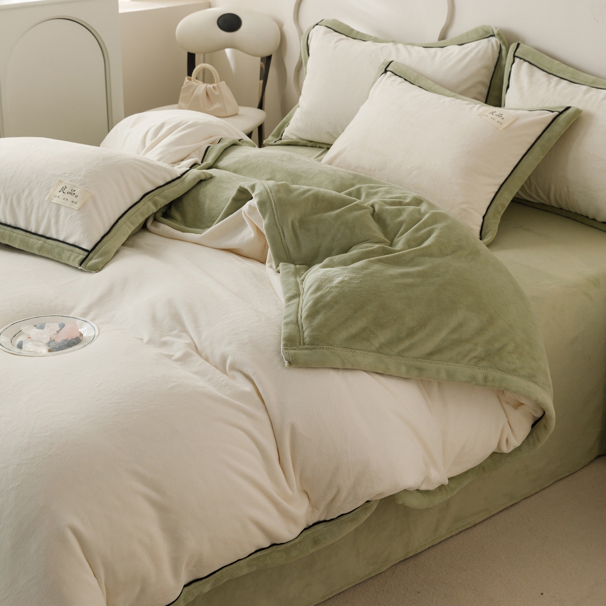 91家纺网 家纺一手货源 找家纺 寐绸家纺 2025秋冬新款230g牛奶绒双拼四件套 双拼四件套-米白+浅水绿