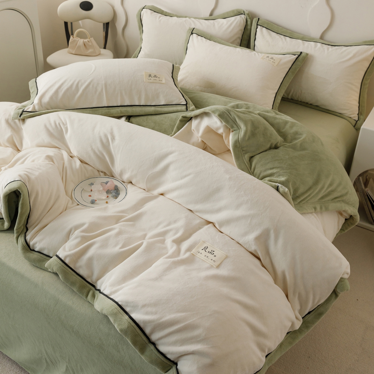 91家纺网 家纺一手货源 找家纺 寐绸家纺 2025秋冬新款230g牛奶绒双拼四件套 双拼四件套-米白+浅水绿