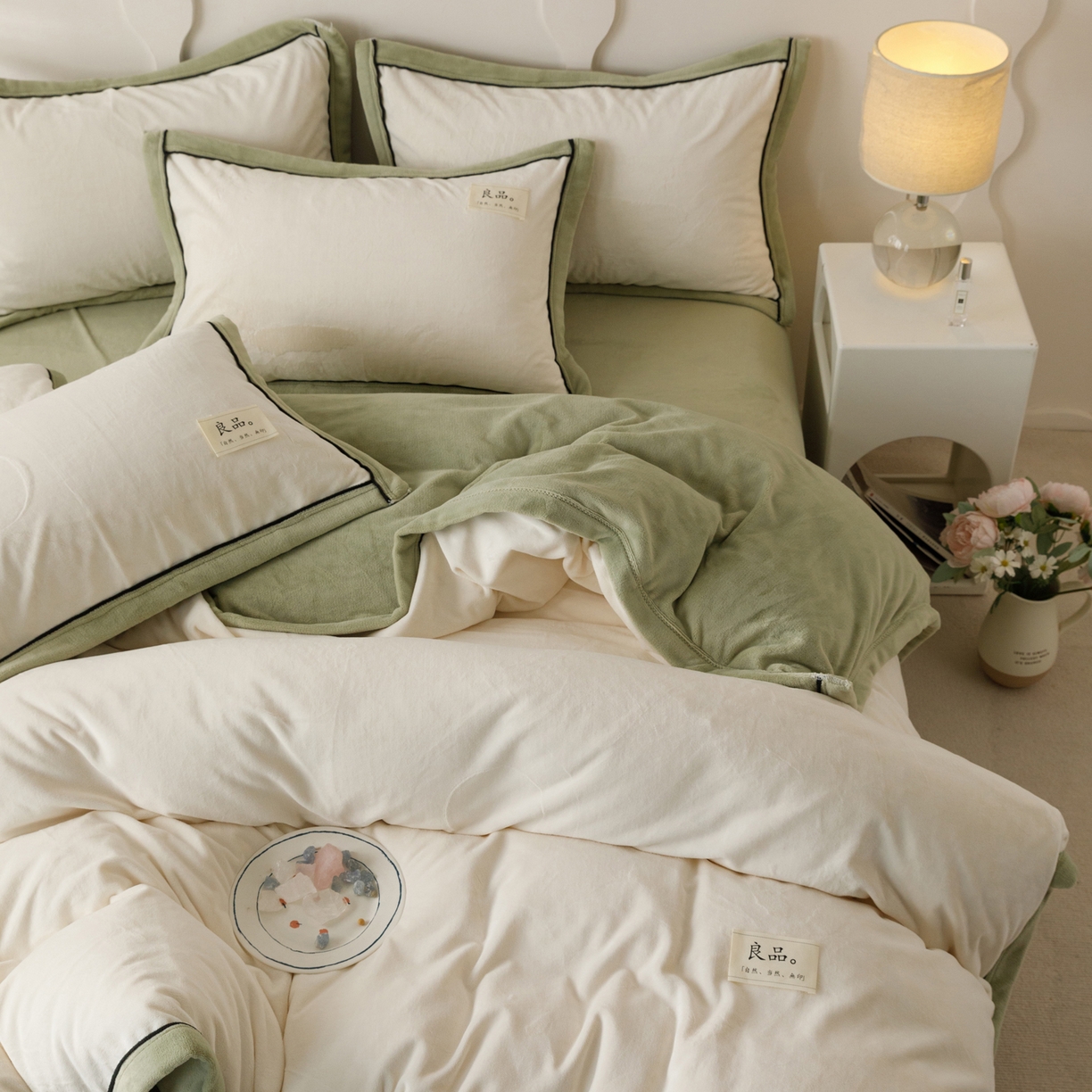 91家纺网 家纺一手货源 找家纺 寐绸家纺 2025秋冬新款230g牛奶绒双拼四件套 双拼四件套-米白+浅水绿