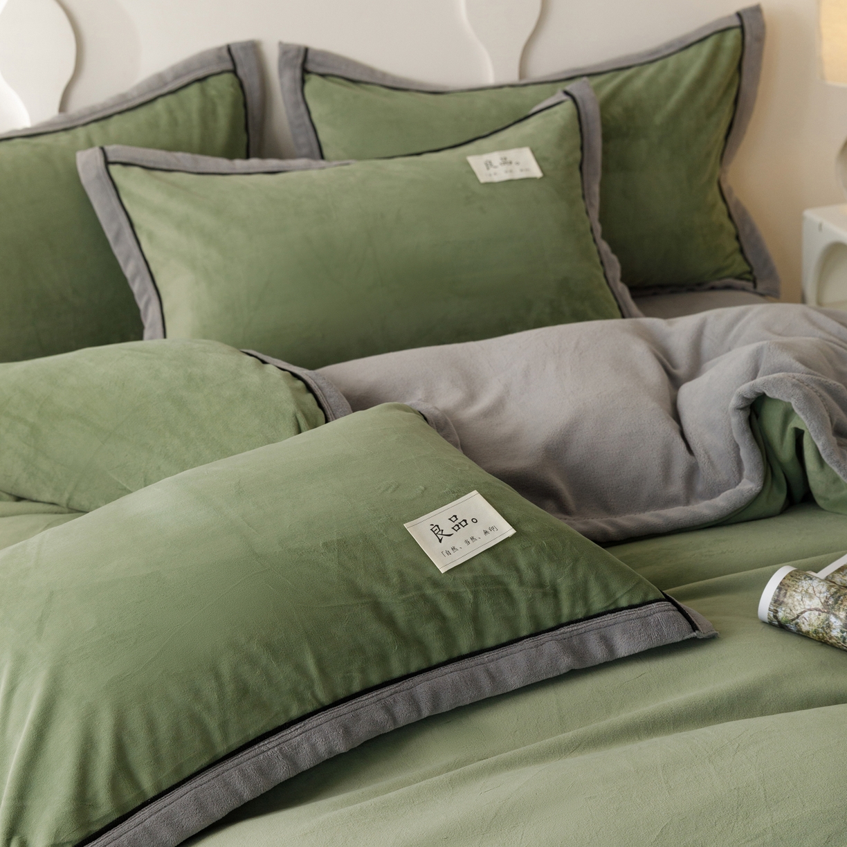 91家纺网 家纺一手货源 找家纺 寐绸家纺 2025秋冬新款230g牛奶绒双拼四件套 双拼四件套-牛油果绿+浅灰