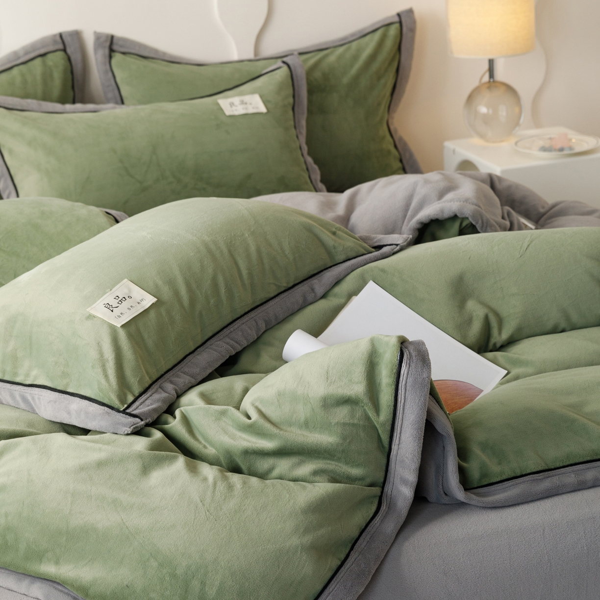 91家纺网 家纺一手货源 找家纺 寐绸家纺 2025秋冬新款230g牛奶绒双拼四件套 双拼四件套-牛油果绿+浅灰