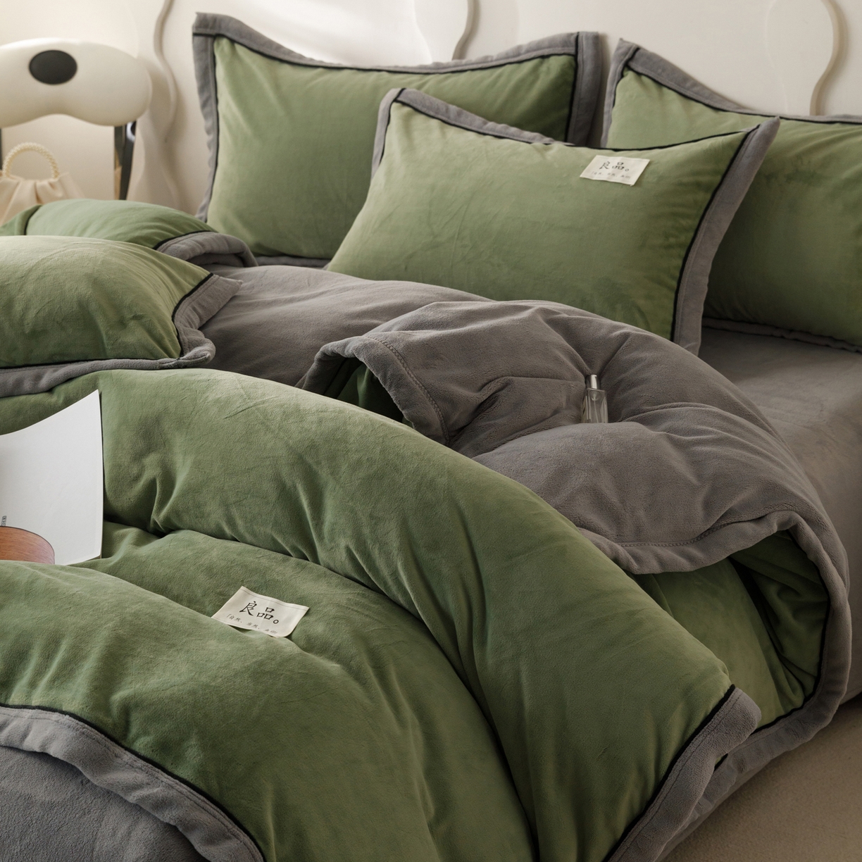 91家纺网 家纺一手货源 找家纺 寐绸家纺 2025秋冬新款230g牛奶绒双拼四件套 双拼四件套-牛油果绿+浅灰
