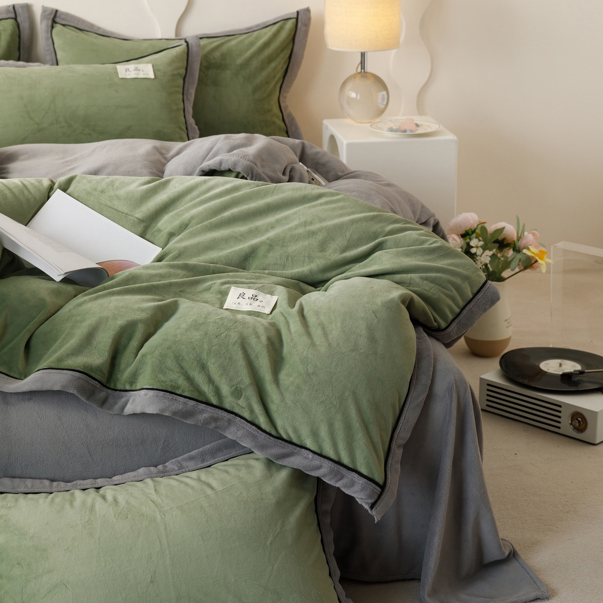 91家纺网 家纺一手货源 找家纺 寐绸家纺 2025秋冬新款230g牛奶绒双拼四件套 双拼四件套-牛油果绿+浅灰
