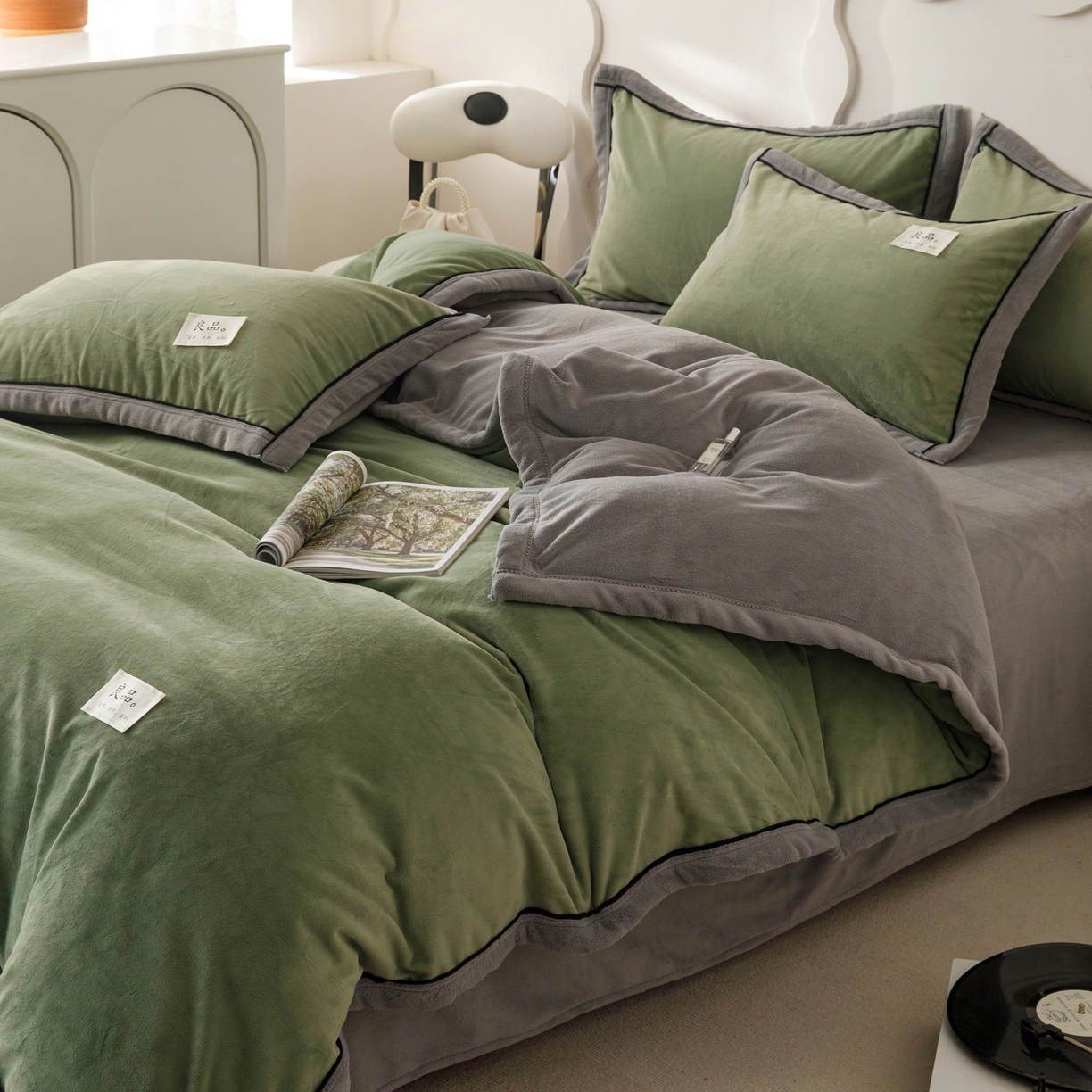 91家纺网 家纺一手货源 找家纺 寐绸家纺 2025秋冬新款230g牛奶绒双拼四件套 双拼四件套-牛油果绿+浅灰