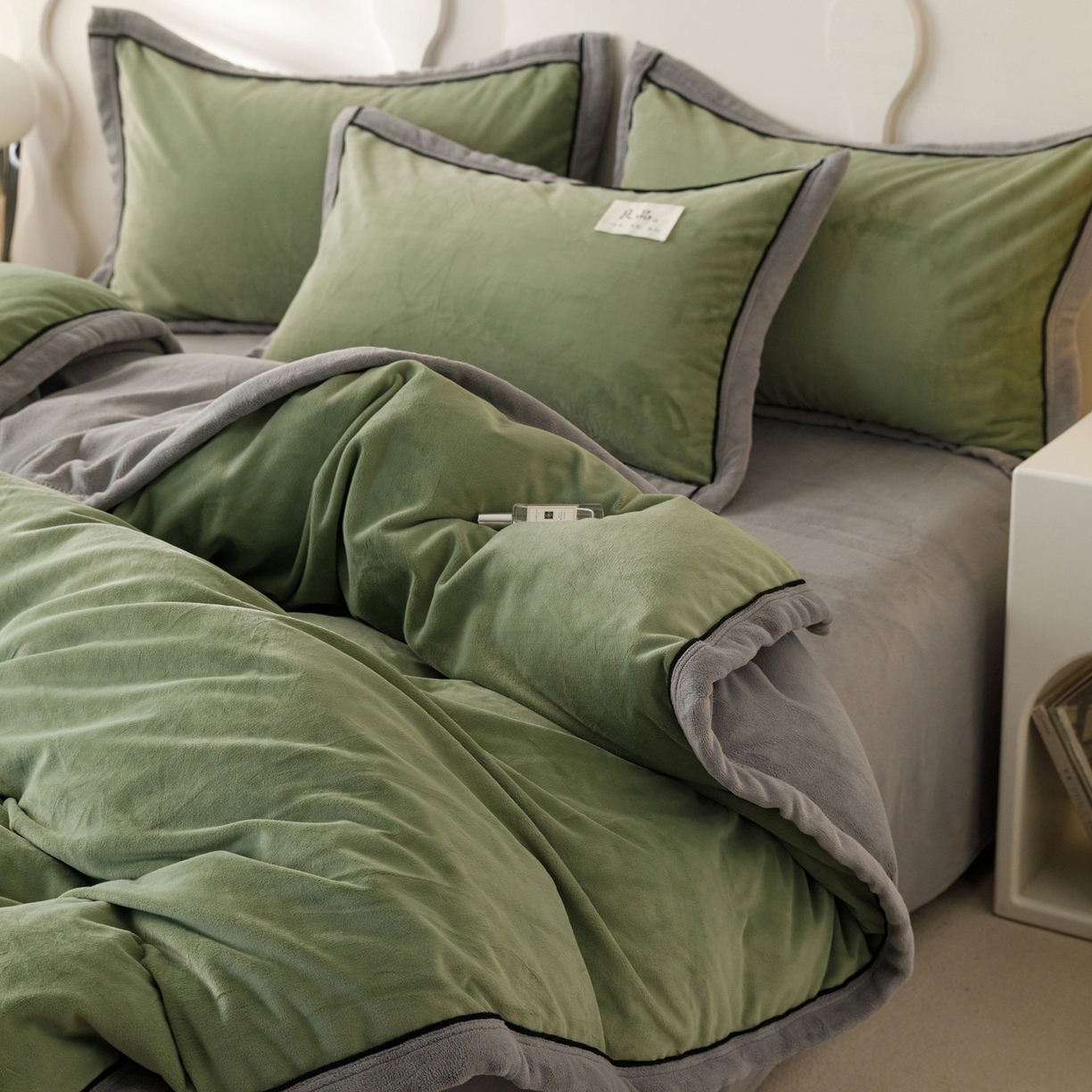 91家纺网 家纺一手货源 找家纺 寐绸家纺 2025秋冬新款230g牛奶绒双拼四件套 双拼四件套-牛油果绿+浅灰