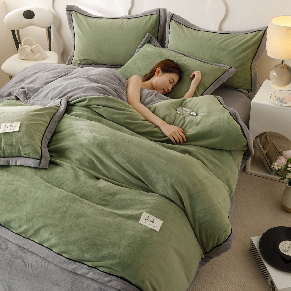 91家纺网 家纺一手货源 找家纺 寐绸家纺 2025秋冬新款230g牛奶绒双拼四件套 双拼四件套-牛油果绿+浅灰