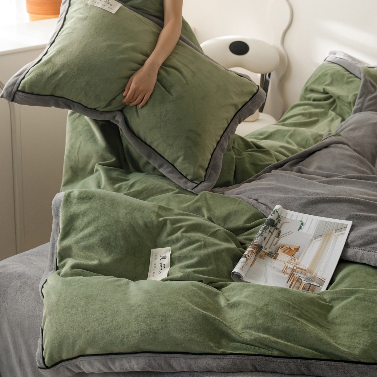 91家纺网 家纺一手货源 找家纺 寐绸家纺 2025秋冬新款230g牛奶绒双拼四件套 双拼四件套-牛油果绿+浅灰