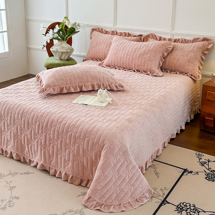 91家纺网 家纺一手货源 找家纺 野合家纺 2025新款牛奶绒夹棉床盖床裙款三件套-树叶 树叶-粉