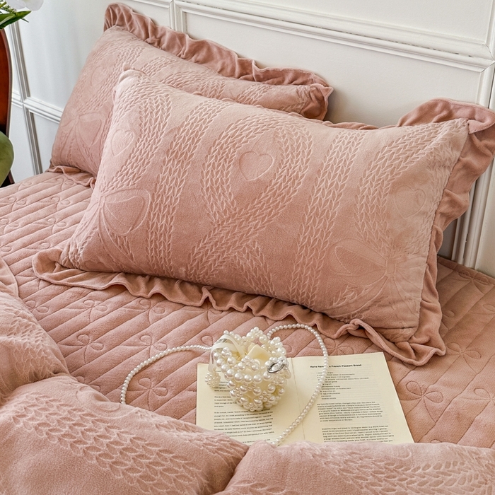 91家纺网 家纺一手货源 找家纺 （总）野合家纺 2025新款法式A类雕花牛奶绒韩版公主风床盖三件套