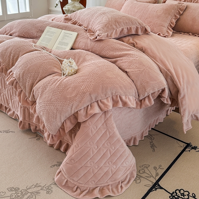 91家纺网 家纺一手货源 找家纺 （总）野合家纺 2025新款法式A类雕花牛奶绒韩版公主风床盖三件套